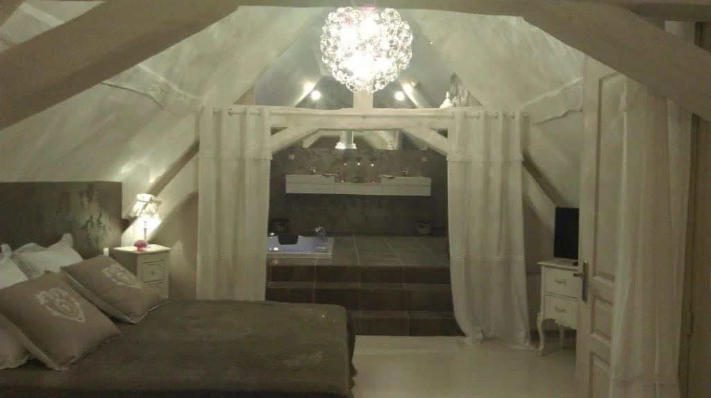 Love room avec jacuzzi - Charme au fil de l'eau · thumbnail 2