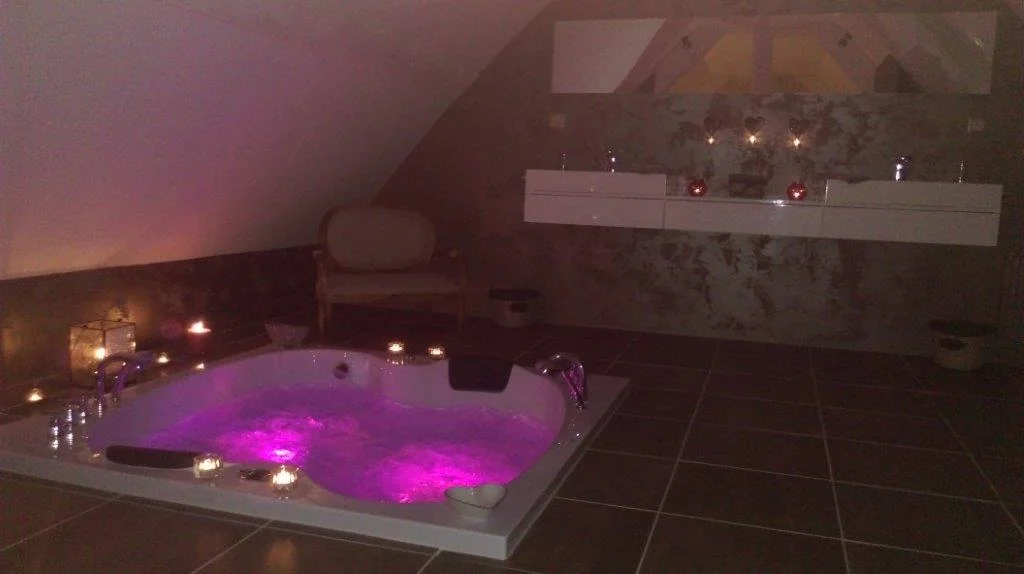 Love room avec jacuzzi - Charme au fil de l'eau · thumbnail 5