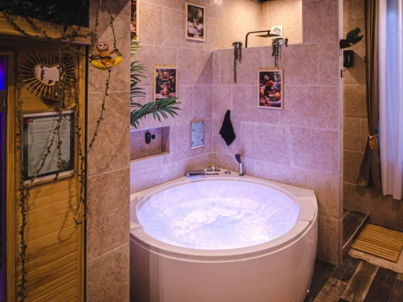 Love room avec Balnéo - Suite Jungle · thumbnail 3