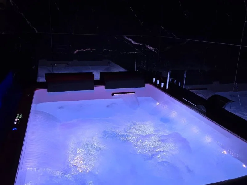 Love room de luxe avec jacuzzi - Cinéma privé · photo 1