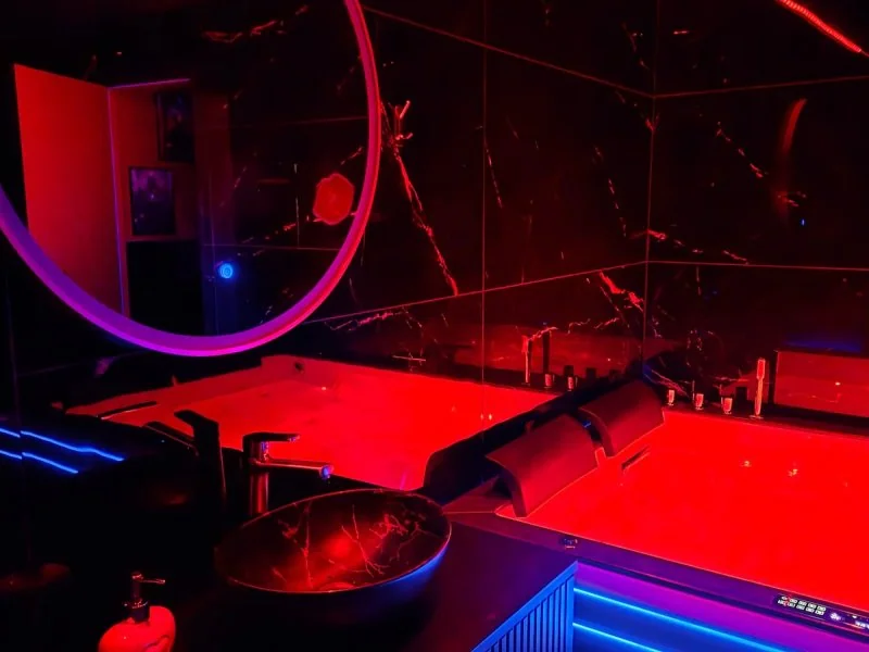 Love room de luxe avec jacuzzi - Cinéma privé · thumbnail 4