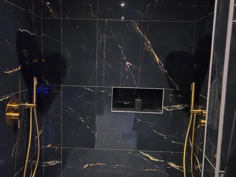 Love room de luxe avec jacuzzi - Cinéma privé · thumbnail 5