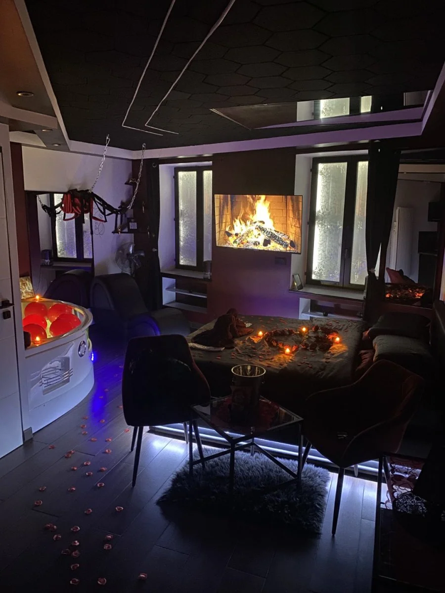 Redroom · thumbnail 2