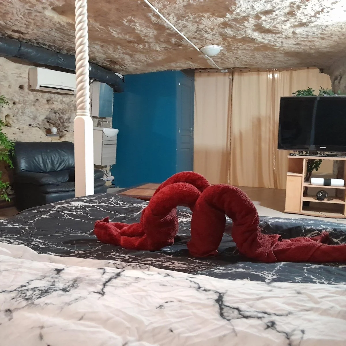 La Cave Secrète - Discret LR · thumbnail 4