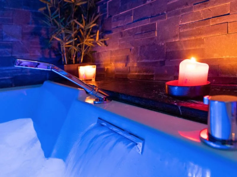 Chambre avec jacuzzi - Spa Privatif 3* · thumbnail 3