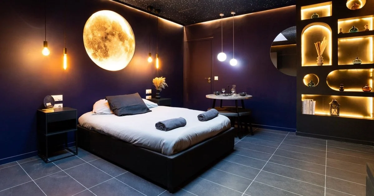 To The Moon and Back · photo 1