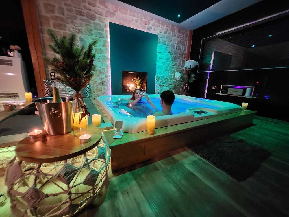 LOVE ROOM NUIT SPA CINE CANTAL · photo 1