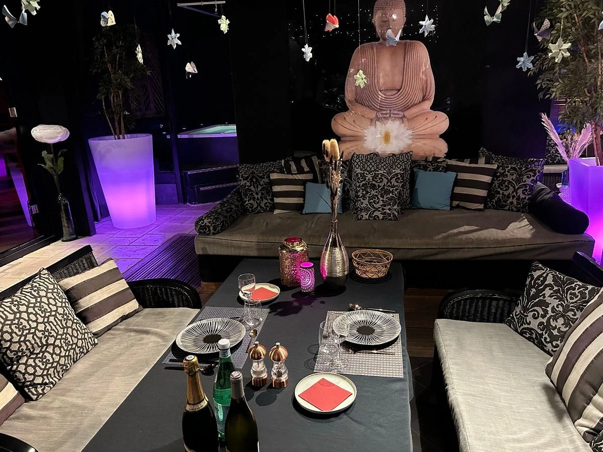 Lounge and Spa · thumbnail 3