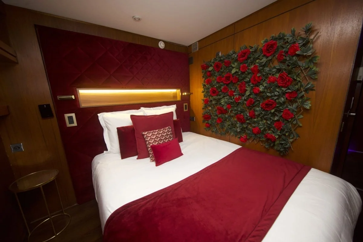 VIP Paris Yacht hôtel - Suite Amour · thumbnail 2