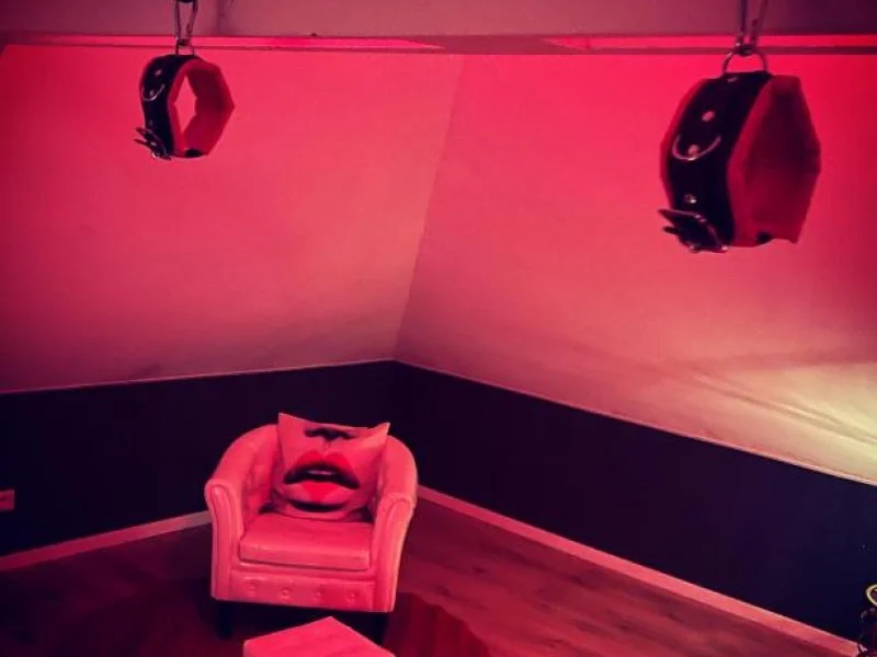 La Redroom - Red Room 2 · thumbnail 3