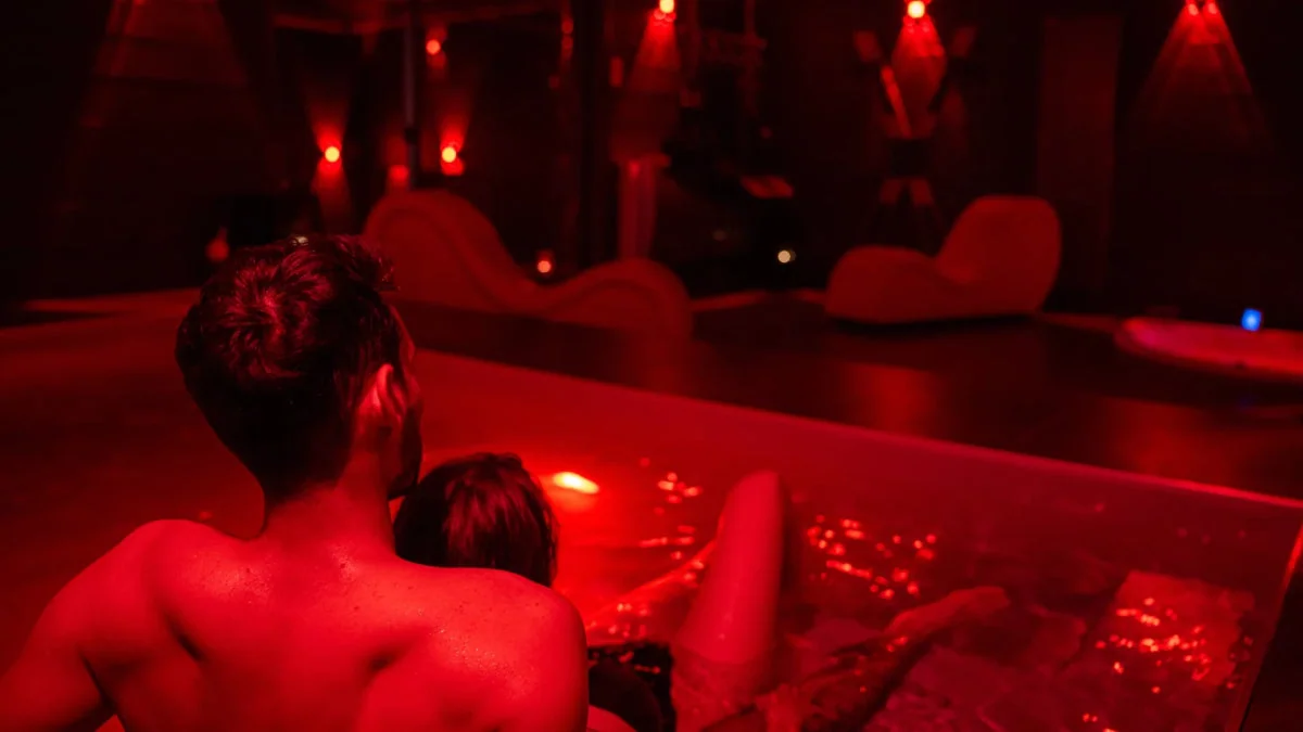 Love room Red proche de Lyon - Nuit et Spa · thumbnail 2
