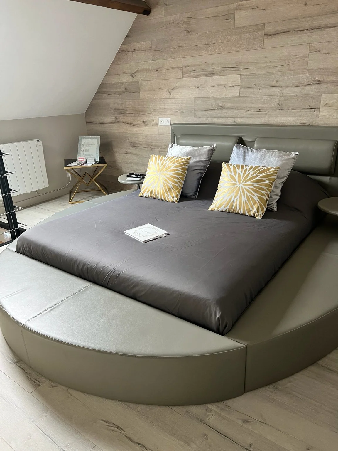 Chambre Cocooning avec jacuzzi privatif · thumbnail 2