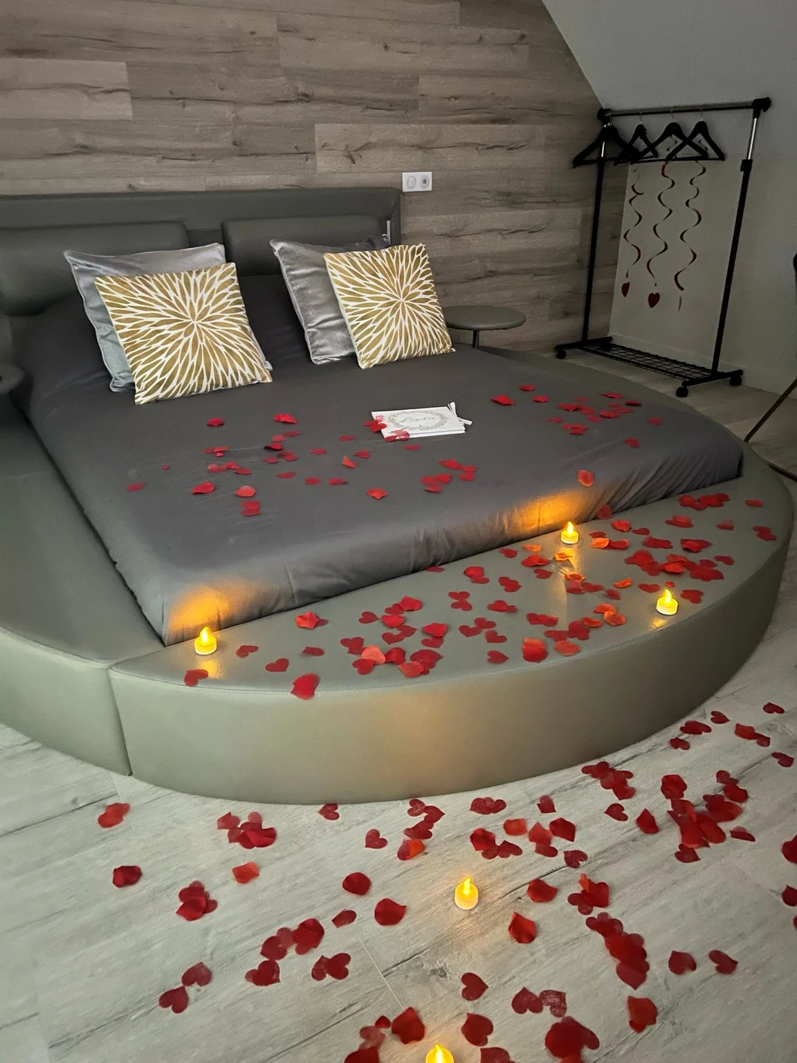 Chambre Cocooning avec jacuzzi privatif · thumbnail 3